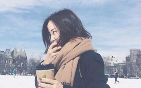 女人說：“這世界上的愛情是存在的，只是不會降臨在我身上”