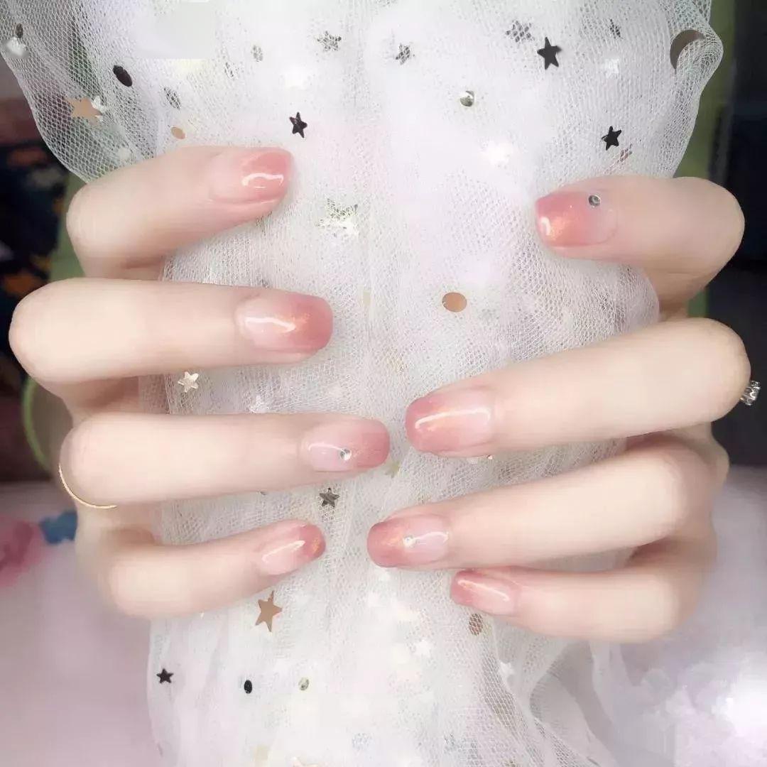適合上班、約會(huì)的好感度美甲，美的不重樣