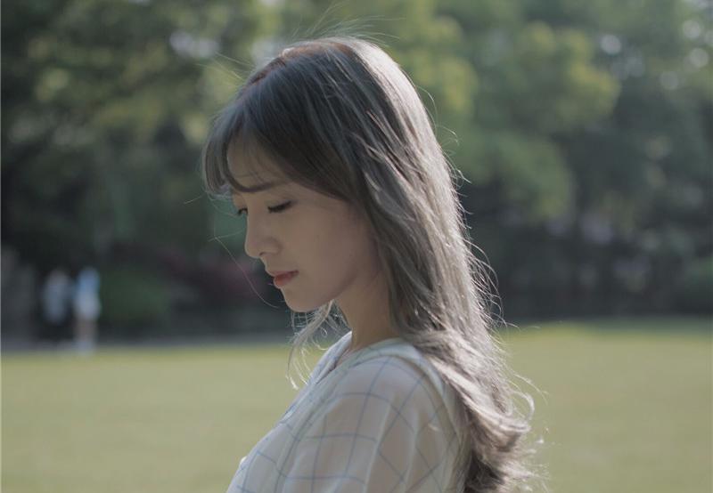 女人說：“這世界上的愛情是存在的，只是不會降臨在我身上”