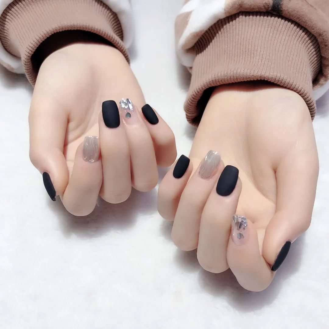 黑色美甲怎么搭，更高級(jí)？