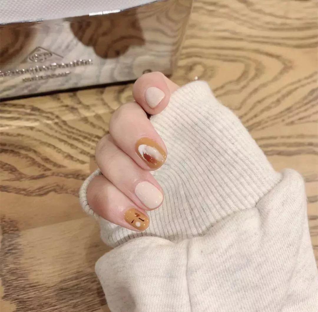適合上班、約會(huì)的好感度美甲，美的不重樣