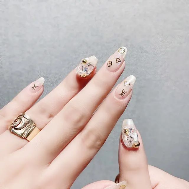 大牌風(fēng)logo美甲看起來美爆了