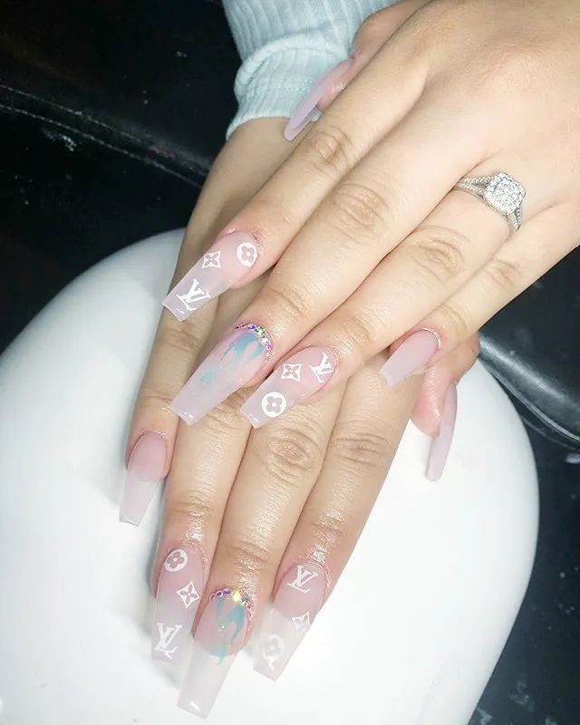 大牌風(fēng)logo美甲看起來美爆了