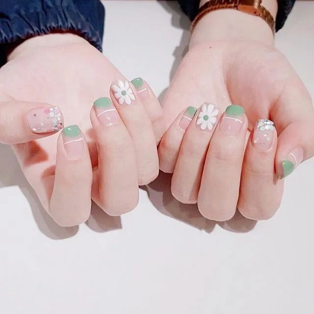 小雛菊美甲火了！洋氣又高級