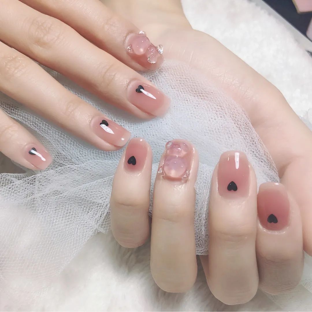 夏日小清新：白桃色美甲
