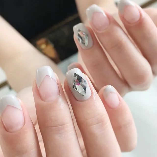 想要顯手長？試試V法式美甲吧！