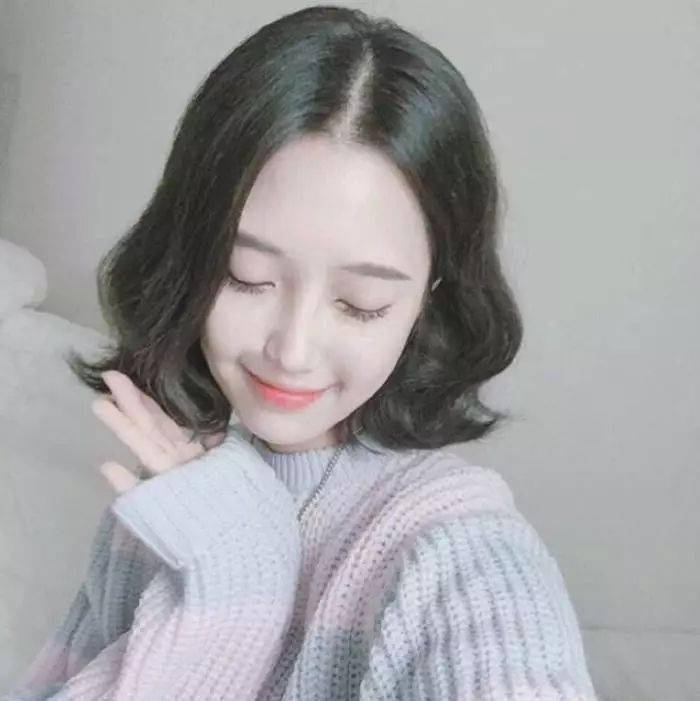 天熱了換個(gè)什么發(fā)型呢？顯臉小的！