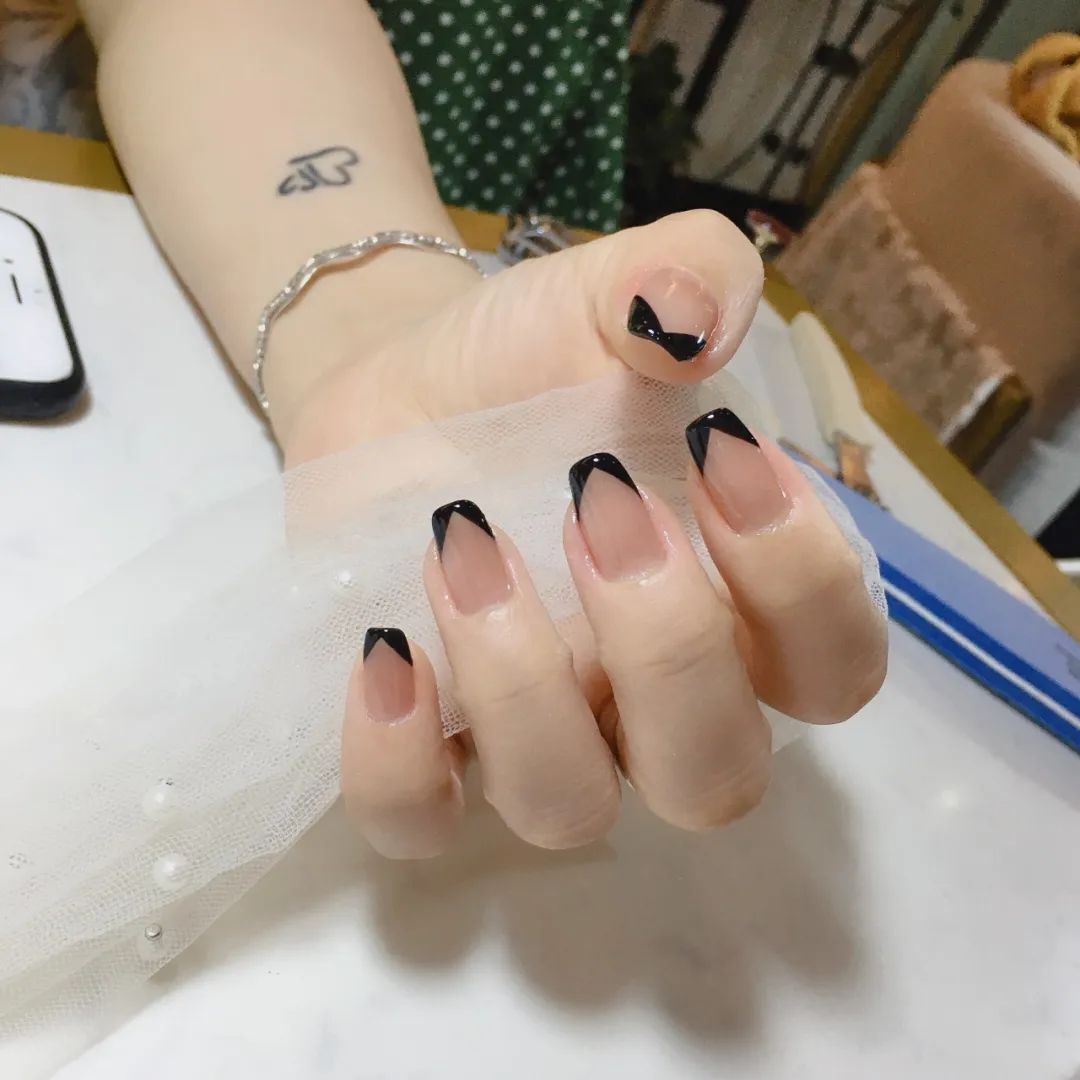 想要顯手長？試試V法式美甲吧！