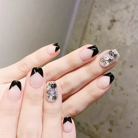 想要顯手長？試試V法式美甲吧！