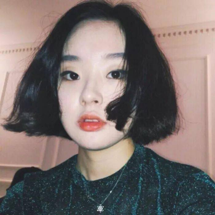 天熱了換個(gè)什么發(fā)型呢？顯臉小的！