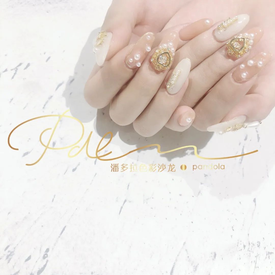 網(wǎng)紅輕奢風(fēng)美甲，自帶壕氣的高級(jí)美