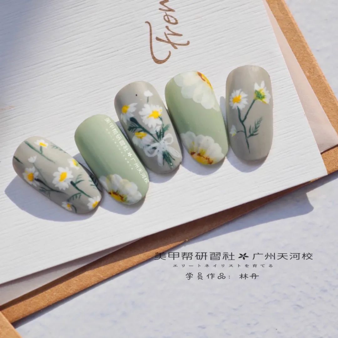 小雛菊美甲火了！洋氣又高級