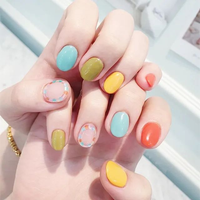 不同風格的短圓美甲，也是很美的
