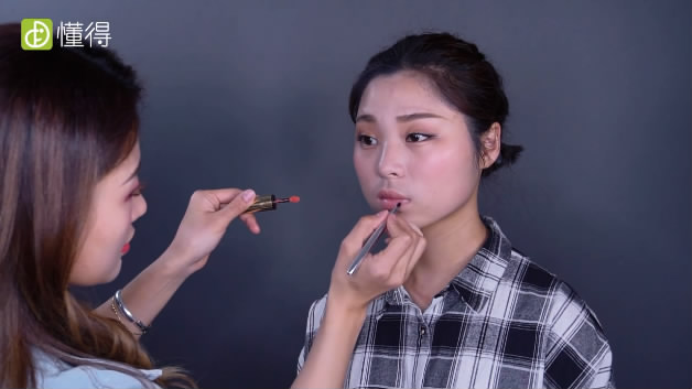 新手化妝步驟-畫上眉毛腮紅和口紅