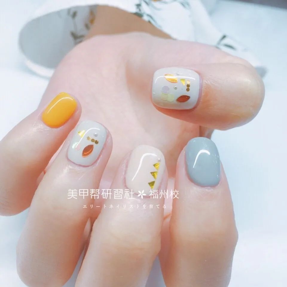 不同風(fēng)格的短圓美甲，也是很美的