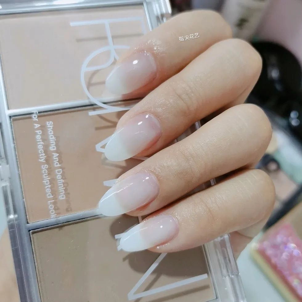 干凈又簡約，白色系美甲最百搭