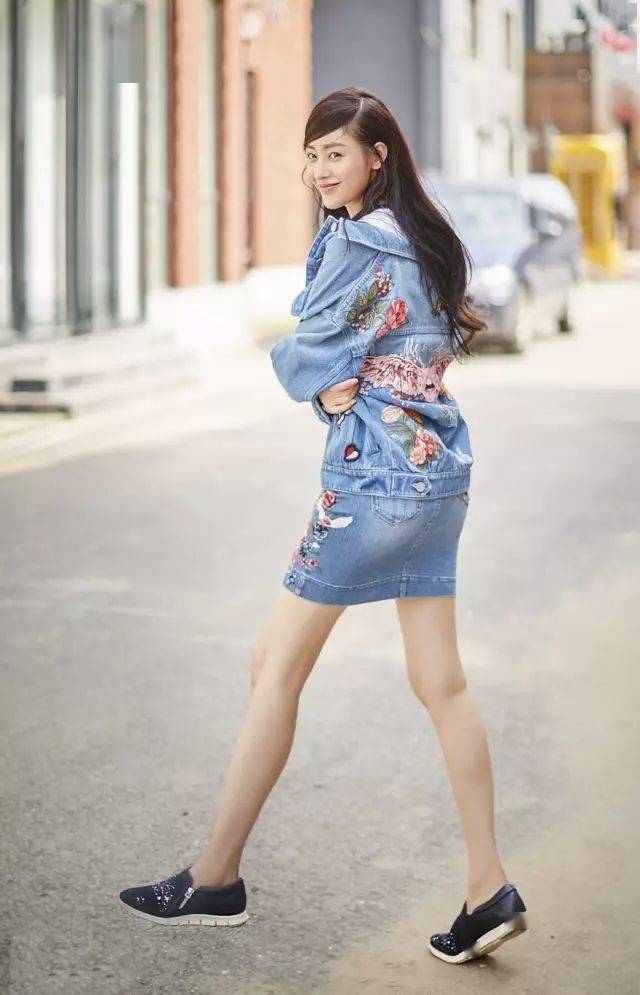 百搭還減齡，一條牛仔裙?jié)M足你夏天所有的時髦搭配
