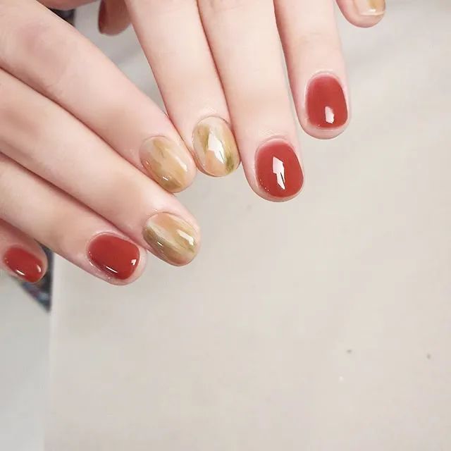 不同風格的短圓美甲，也是很美的