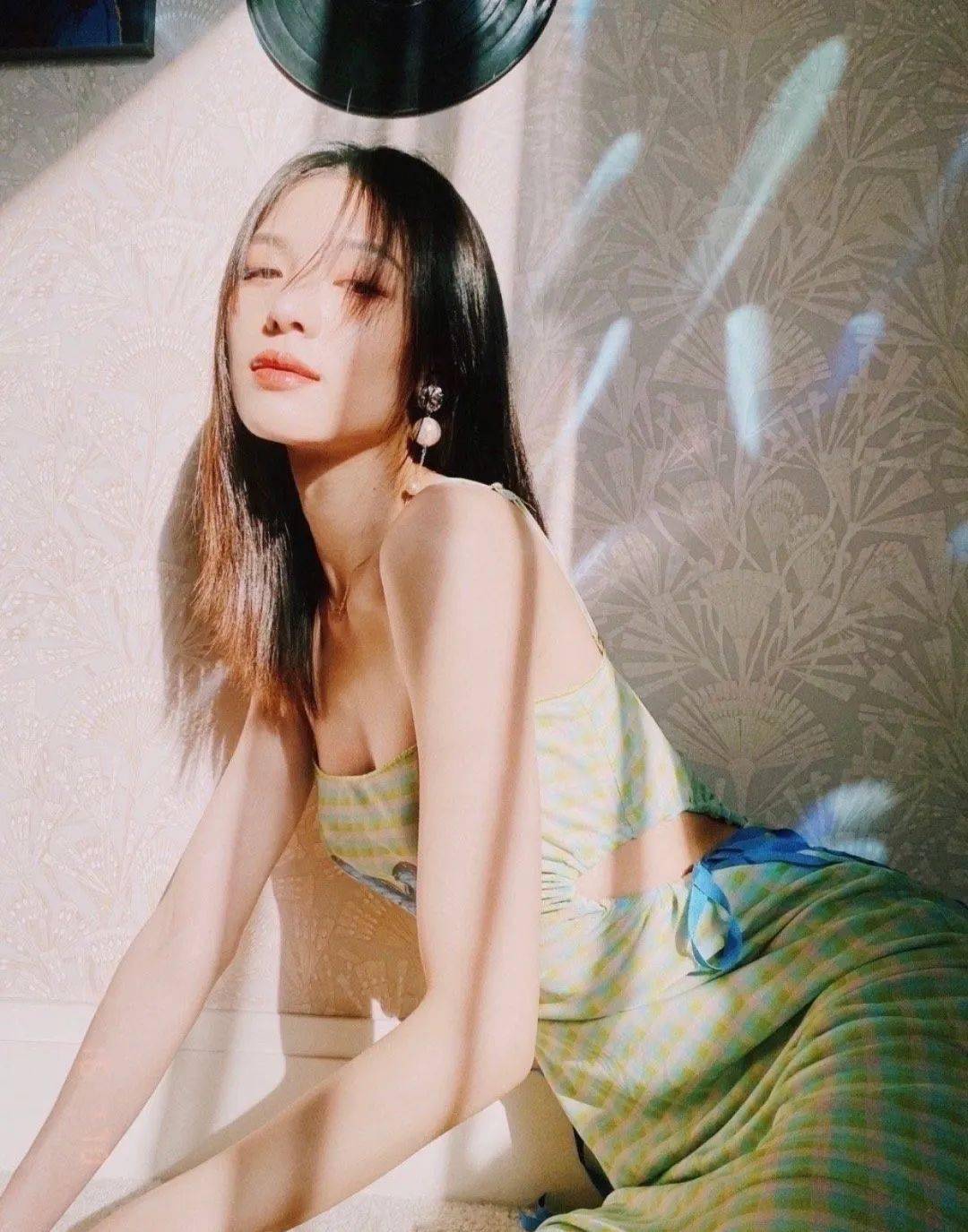50%純純少女感 + 50%撩人小性感的 “ 純欲風(fēng) ” 穿搭也太好看了吧！