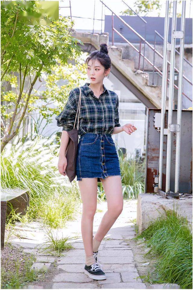 百搭還減齡，一條牛仔裙?jié)M足你夏天所有的時髦搭配