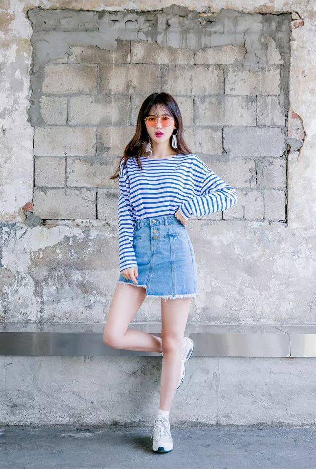 百搭還減齡，一條牛仔裙?jié)M足你夏天所有的時髦搭配