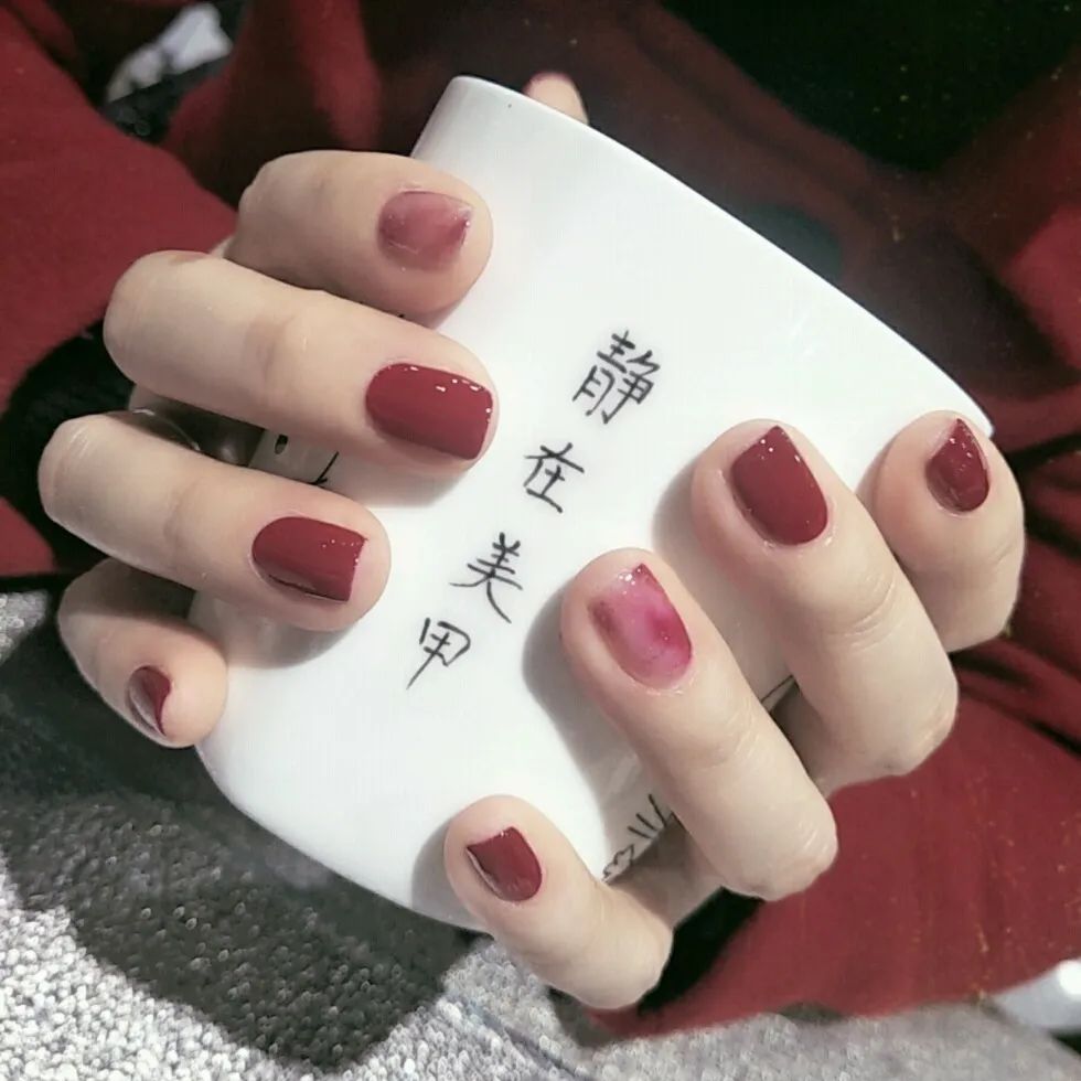 最適合夏天的3款紅色系美甲，顯白到發(fā)光！