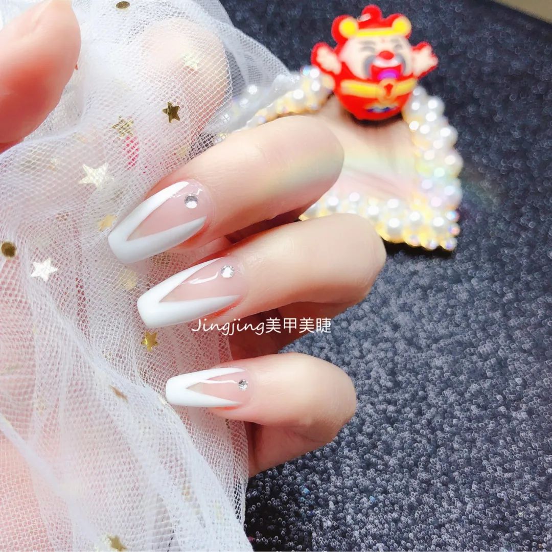 干凈又簡約，白色系美甲最百搭
