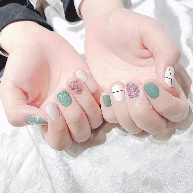 不同風格的短圓美甲，也是很美的