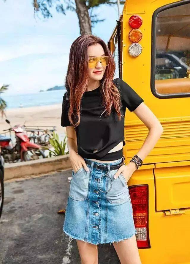 百搭還減齡，一條牛仔裙?jié)M足你夏天所有的時髦搭配