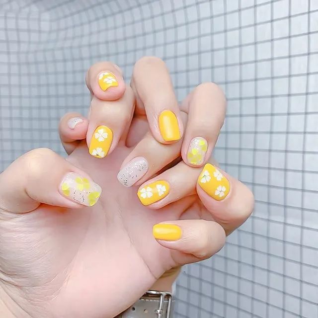 做款黃色系美甲，讓盛夏的你更亮眼