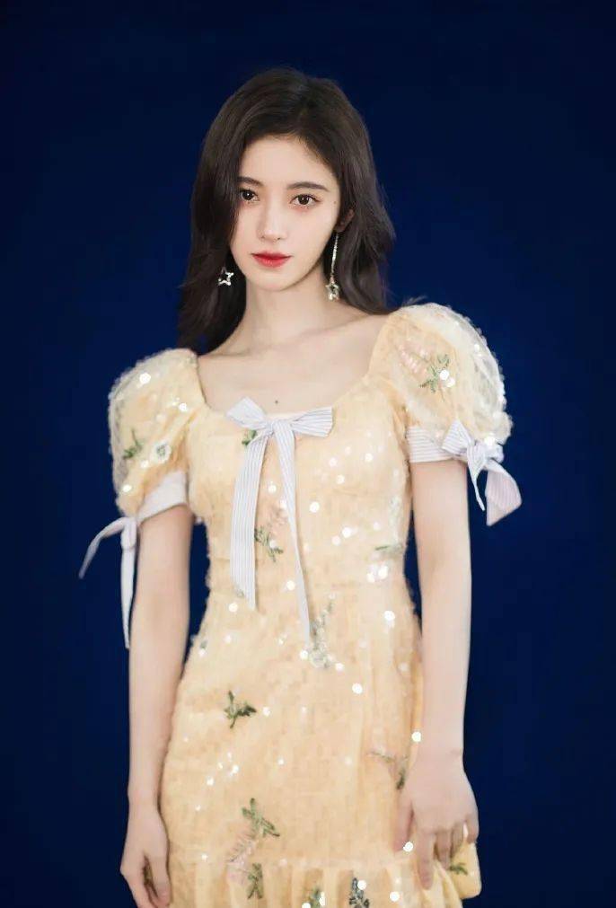 50%純純少女感 + 50%撩人小性感的 “ 純欲風(fēng) ” 穿搭也太好看了吧！