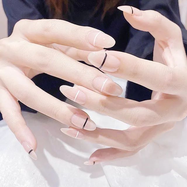 最簡單也是最高級的極簡風美甲