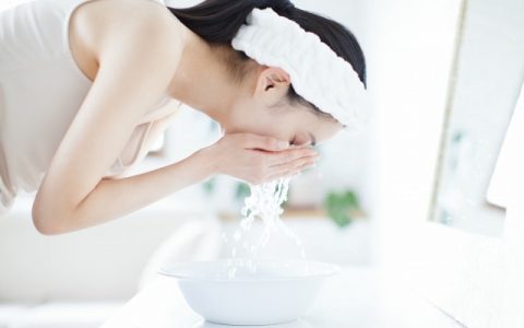去臉油的小妙招，臉上老是出油怎么改善