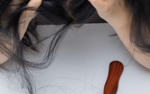 青少年掉頭發(fā)是腎虛嗎，四種病因是導致脫發(fā)的關(guān)鍵所在