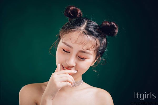 適合90后女生的發(fā)型 半扎丸子頭搭配小心機(jī)八字劉海更好看