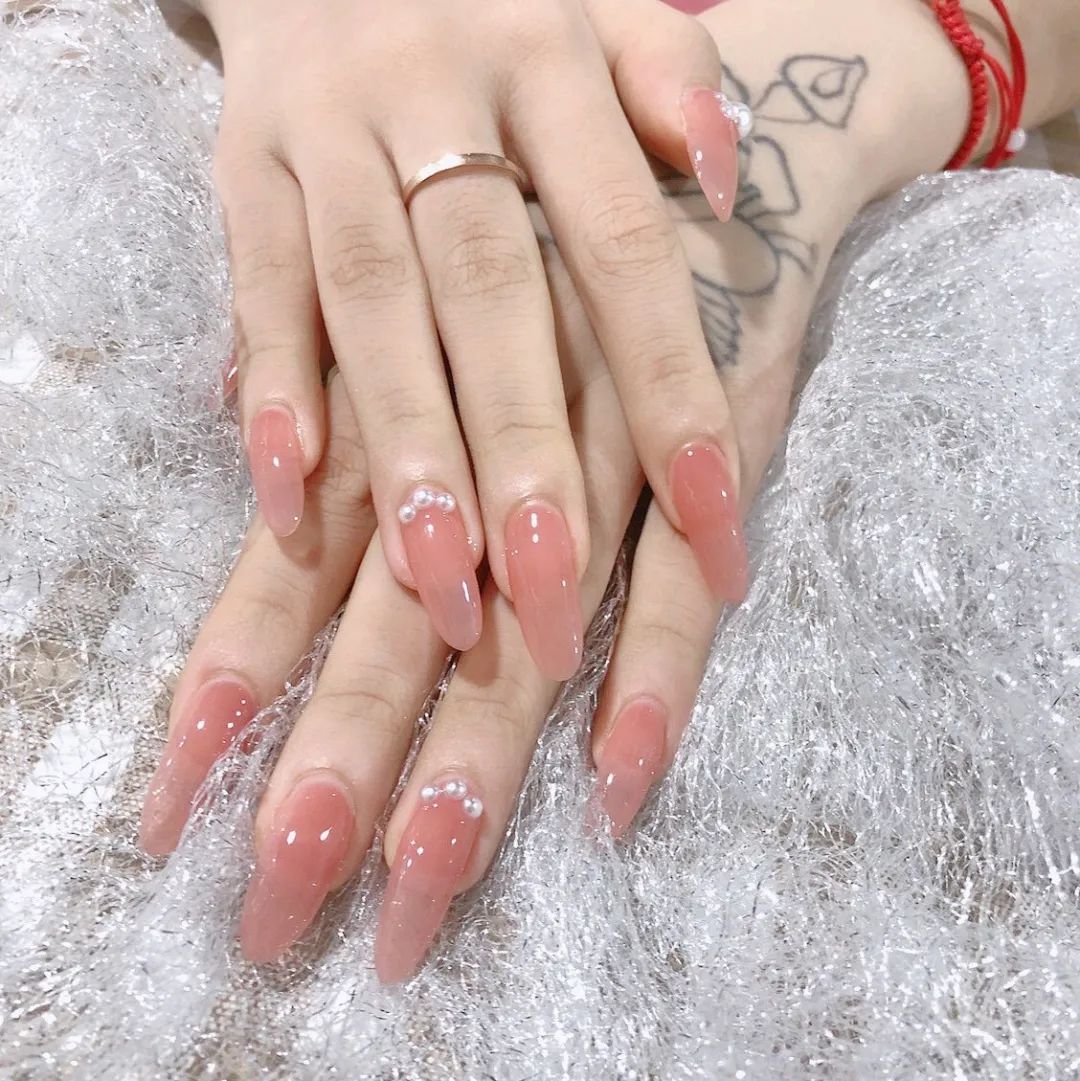 不要再小清新了！試試今夏最酷“辣妹風(fēng)”美甲！