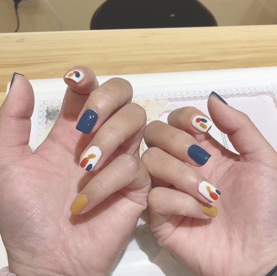原來亂涂亂畫的美甲也能這么好看！這里有你喜歡的嗎？