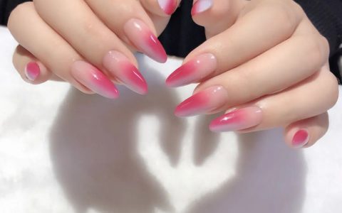 不要再小清新了！試試今夏最酷“辣妹風”美甲！