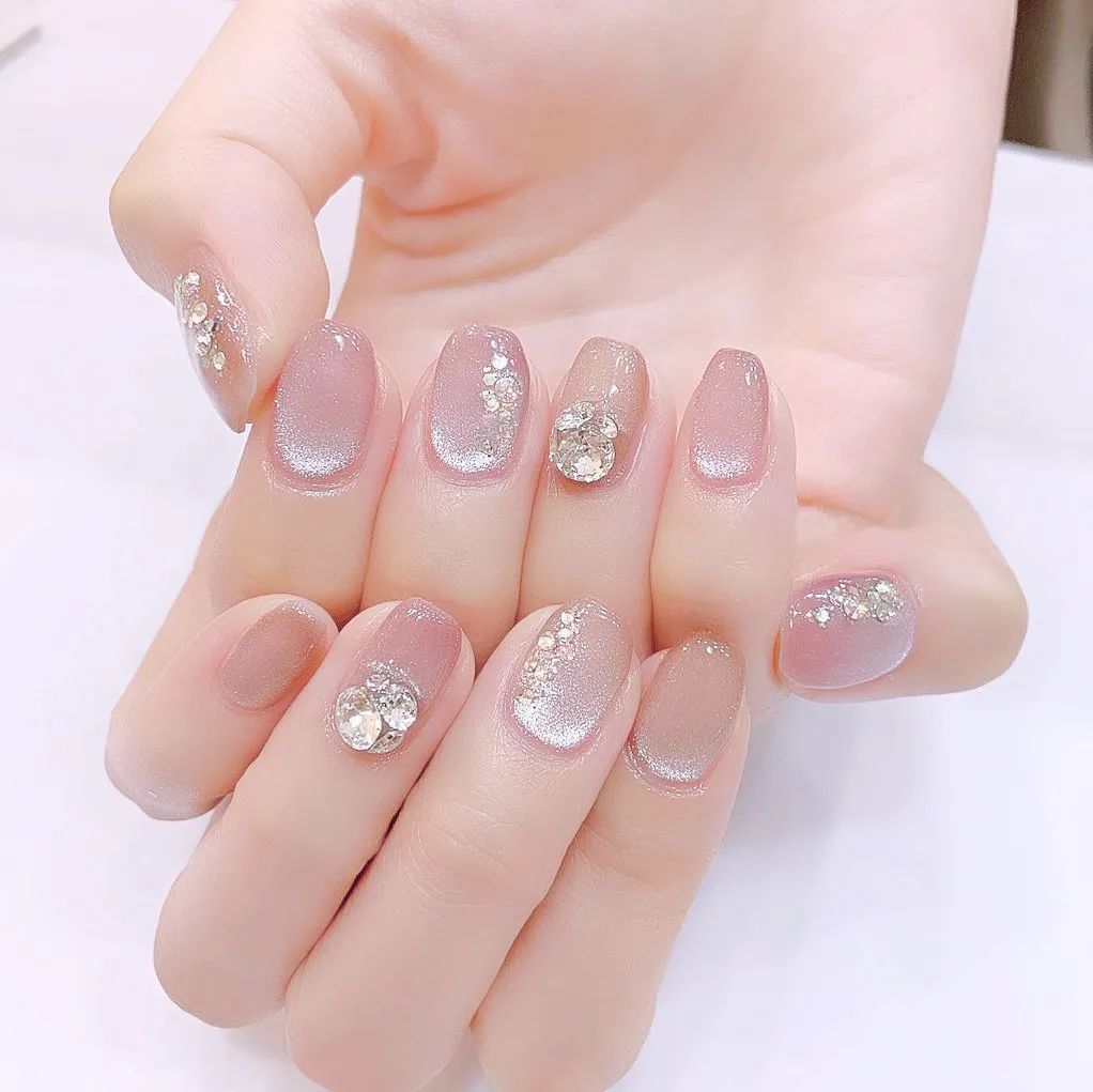簡(jiǎn)約耐看的小碎鉆美甲，超適合結(jié)婚
