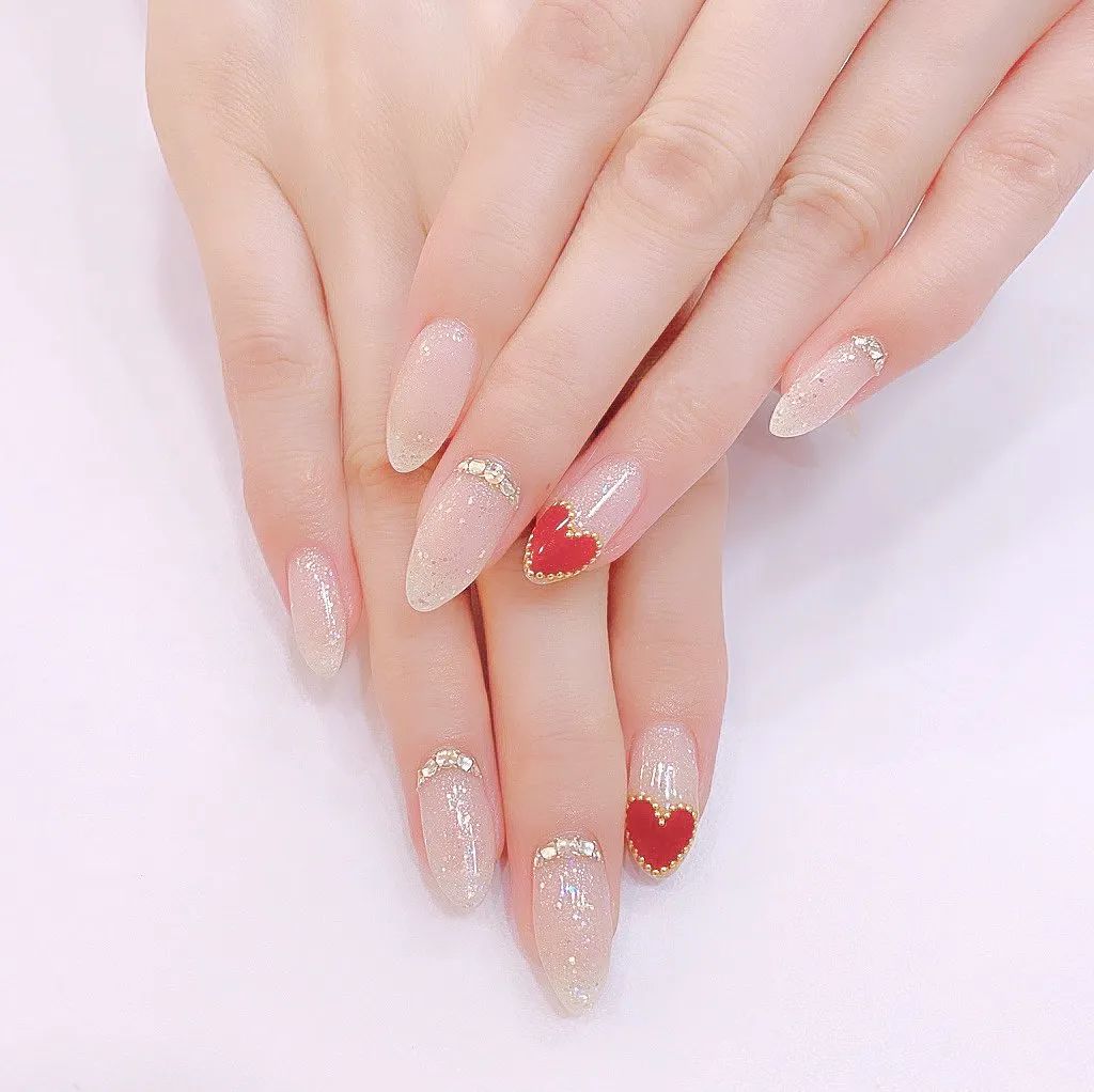 簡(jiǎn)約耐看的小碎鉆美甲，超適合結(jié)婚