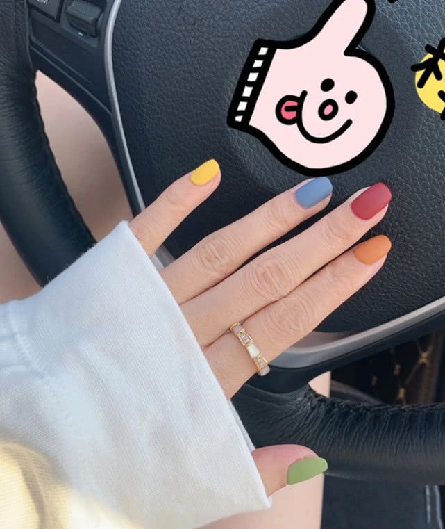  夏天顯手白的氣質(zhì)美甲圖片 每一款都讓人心動(dòng)！