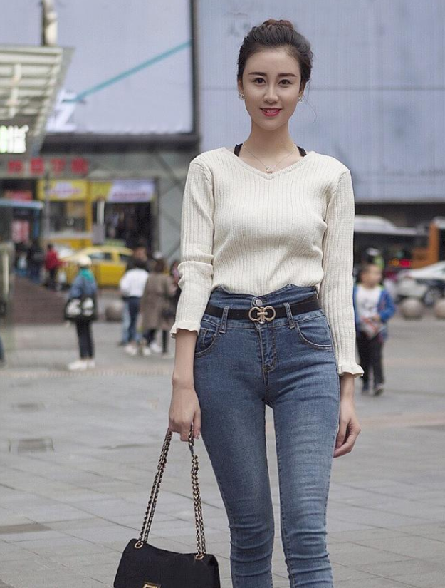  氣質(zhì)女生的初秋牛仔褲穿搭，休閑利落還顯身材，值得借鑒