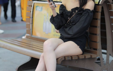 身材優(yōu)勢太明顯？超短褲配涼鞋竟能穿出時(shí)尚感，厲害了