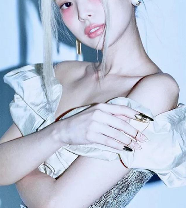  現(xiàn)在很多人不做美甲了！都戴上孟美岐同款金屬指甲，摘戴超方便