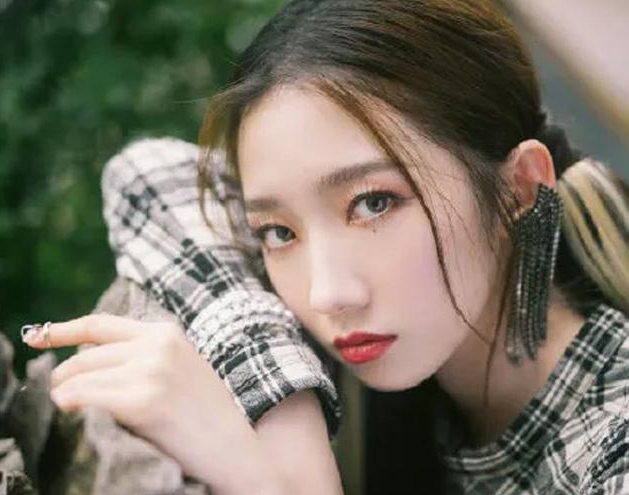  現(xiàn)在很多人不做美甲了！都戴上孟美岐同款金屬指甲，摘戴超方便