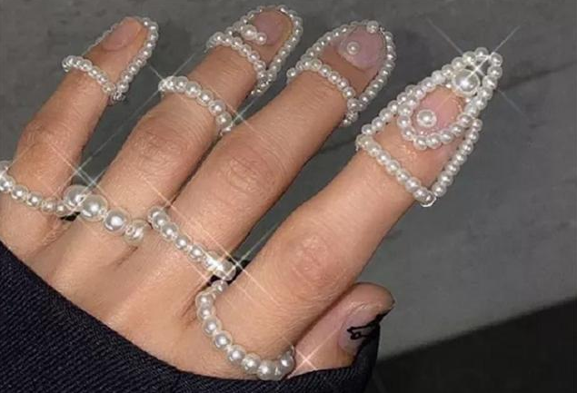  現(xiàn)在很多人不做美甲了！都戴上孟美岐同款金屬指甲，摘戴超方便