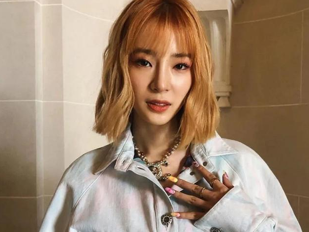  現(xiàn)在很多人不做美甲了！都戴上孟美岐同款金屬指甲，摘戴超方便