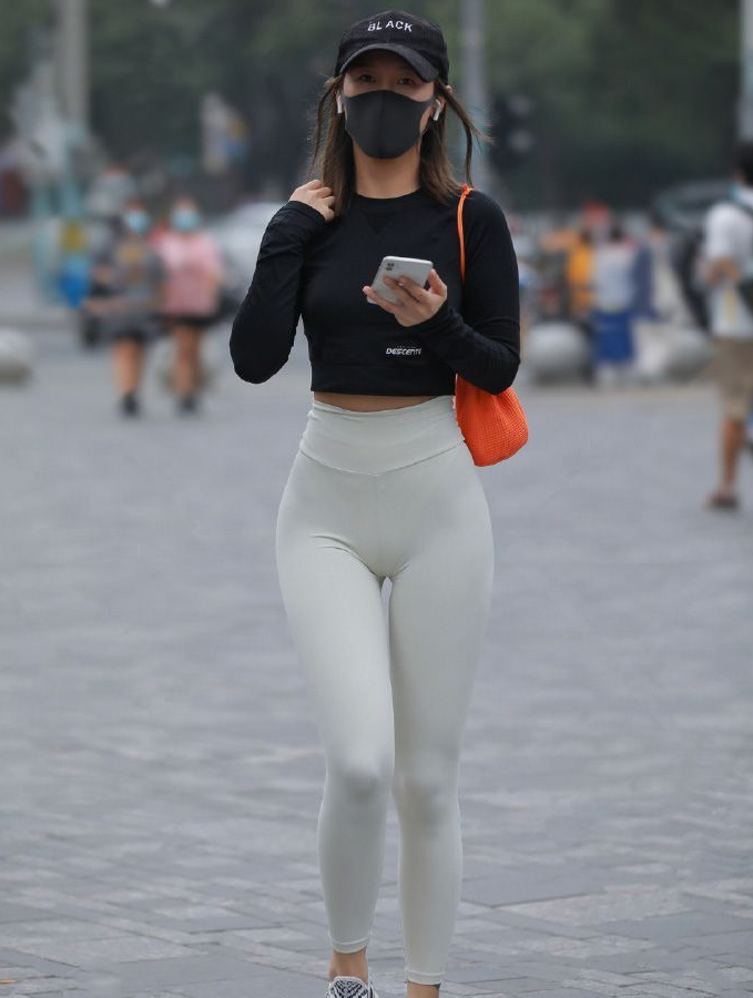  運動達人穿緊身瑜伽褲，秒變時髦精，曲線美太撩人