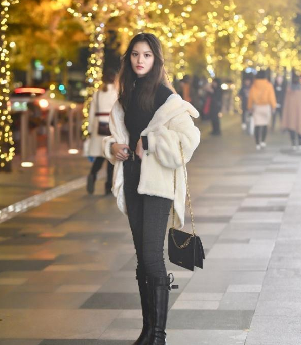  風(fēng)度翩翩休閑又不失女人味，牛仔褲給你帶來不一樣的酷感