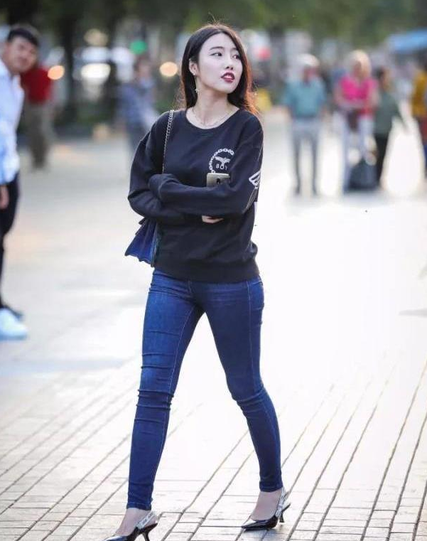  風度翩翩休閑又不失女人味，牛仔褲給你帶來不一樣的酷感